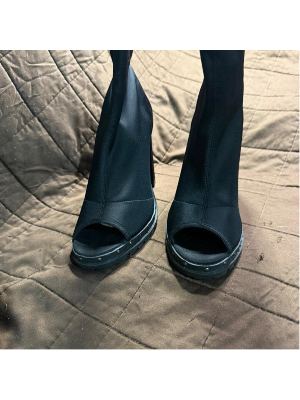 Black ankle boots with a 4
